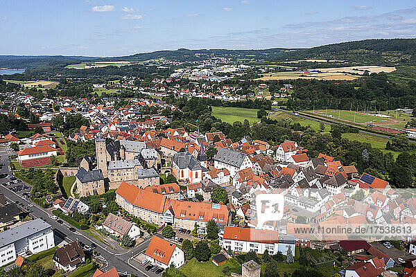 Deutschland  Hessen  Steinau an der Straße  Luftaufnahme von Schloss Steinau und umliegenden Häusern im Sommer