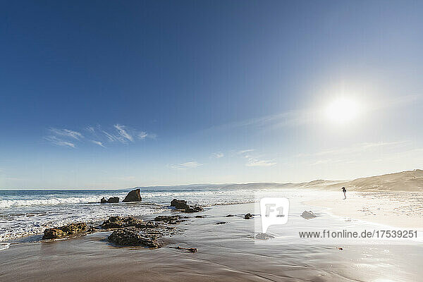 Die Sonne scheint über Fairhaven Beach im Lorne-Queenscliff Coastal Reserve