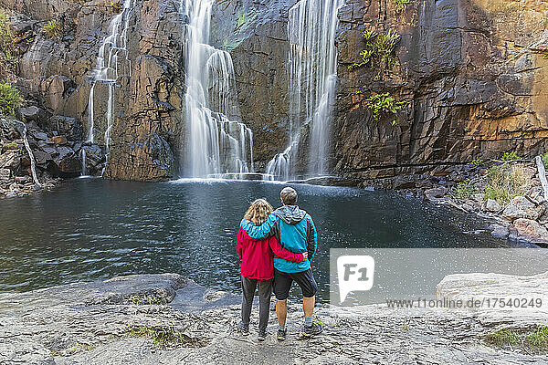 Australien  Victoria  Halls Gap  Touristenpaar bewundert die MacKenzie Falls im Grampians-Nationalpark