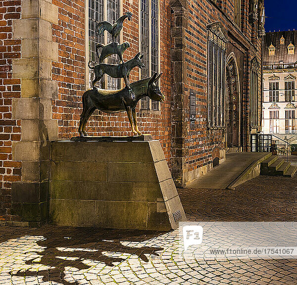 Germany  Bremen  Town Musicians of Bremen sculpture at night