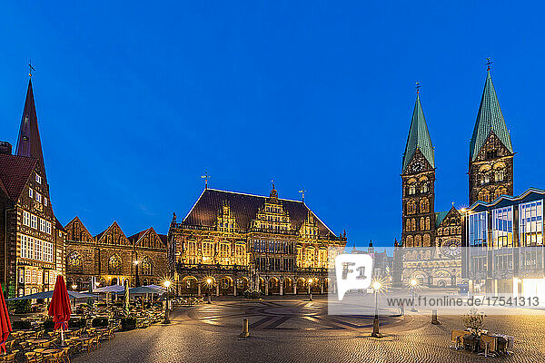 Deutschland  Bremen  Marktplatz in der Abenddämmerung