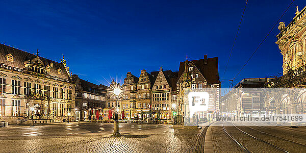 Deutschland  Bremen  Panoramablick auf den Marktplatz in der Abenddämmerung