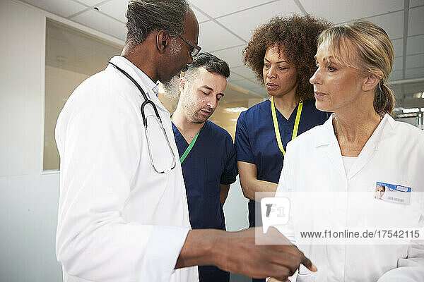 Mitarbeiter des Gesundheitswesens diskutieren gemeinsam bei einem Treffen im Krankenhaus