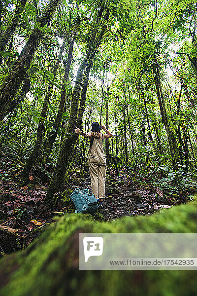 Abenteuerlustige Frau erkundet den Wald im Nationalpark Vulkan Arenal  La Fortuna  Provinz Alajuela  Costa Rica