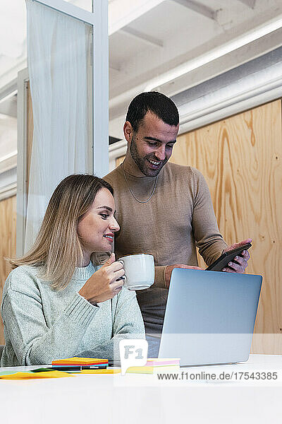 Geschäftskollegen arbeiten am Tablet-PC im Studio