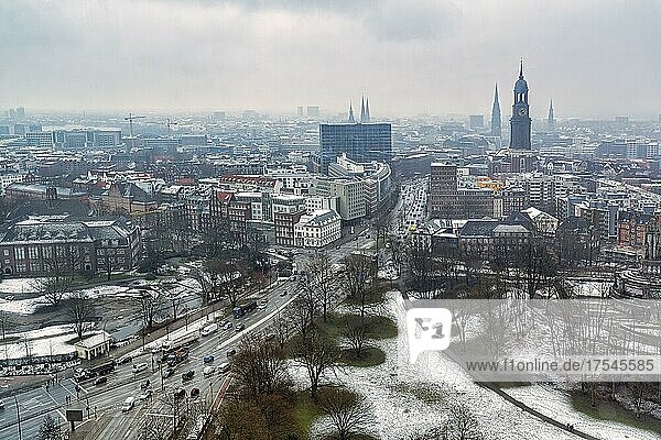 Blick von oben auf die Ludwig-Erhard-Straße mit Michel und Tower am Michel  tristes Winterwetter  Neustadt  Hamburg  Deutschland  Europa