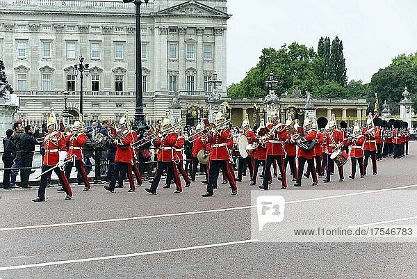 Queen's Guard  Changing the Guard  Changing of the Guard vor dem Buckingham Palace  London  Region London  England  Großbritannien  Europa