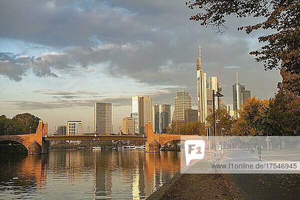 Flusspromenade am Main  Skyline  Hochhäuser im Bankenviertel im Morgenlicht  Sonnenaufgang  Herbst  Frankfurt am Main  Hessen  Deutschland  Europa
