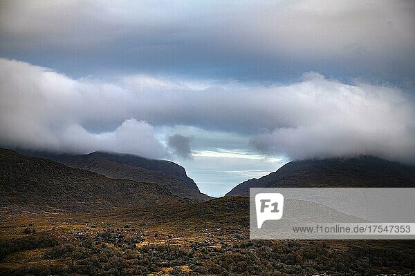 Berge mit Wolken und herbstlicher Landschaft  Killarny  County Kerry  Irland  Europa