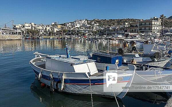 Kleine Fischerboote ankern in einer Bucht der Stadt Agios Nikolaos  Kreta  Griechenland  Europa