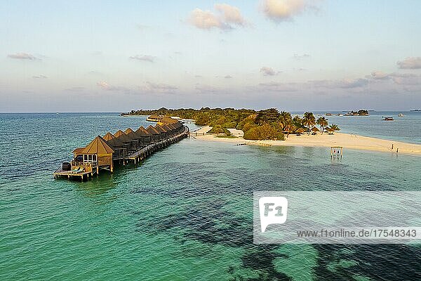 Luftaufnahme  Hurawalhi Island Resort  mit Stränden und Wasserbungalows  Lhaviyani Atoll  Malediven  Indischer Ozean  Asien