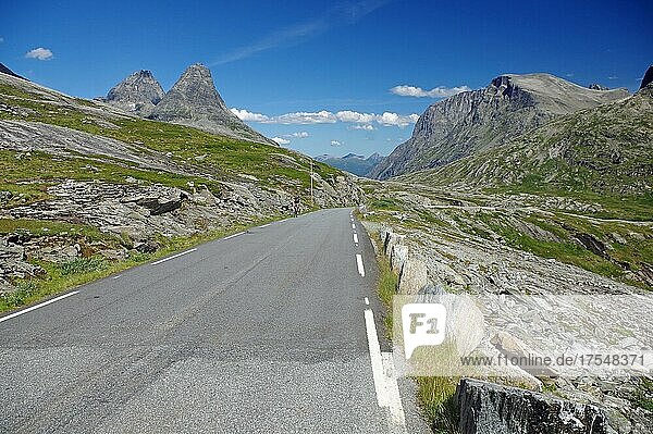 Schmale Straße führt durch karge Berglandschaft  Trollstigen  Weg der Trolle  Westnorwegen  Norwegen  Europa