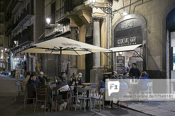 Straßenszene  Restaurant  Via Maqueda  Palermo  Sizilien  Italien  Europa
