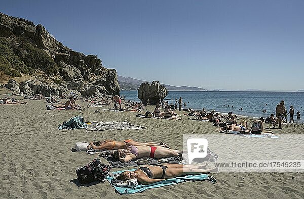 Sandstrand  Sonnenbaden  Urlauber  Touristen  Preveli  Kreta  Griechenland  Europa