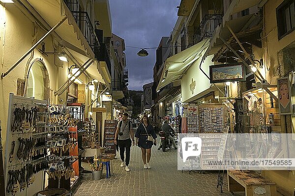 Touristen  Zampeliou-Gasse  Altstadt  Chania  Kreta  Griechenland  Europa