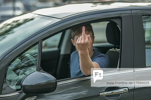 Symbolfoto  Beleidigung  Stinkefinger  Autofahrer