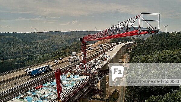 Luftaufnahme der Bauarbeiten an der Pfädchensgrabenbrücke an der Autobahn A61 bei Rheinböllen  Rheinland-Pfalz  Deutschland  Europa