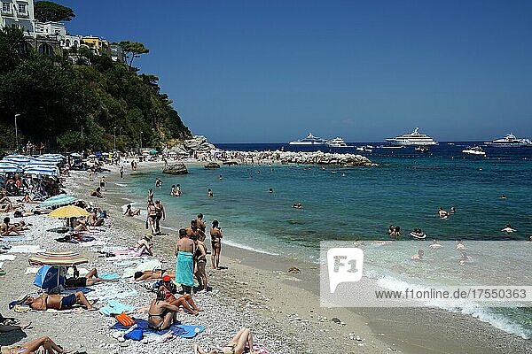 Touristen am Strand  Marina Grande  Insel Capri  Kampanien  Italien  Europa