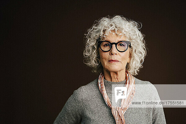 Porträt einer selbstbewussten älteren Frau im Atelier