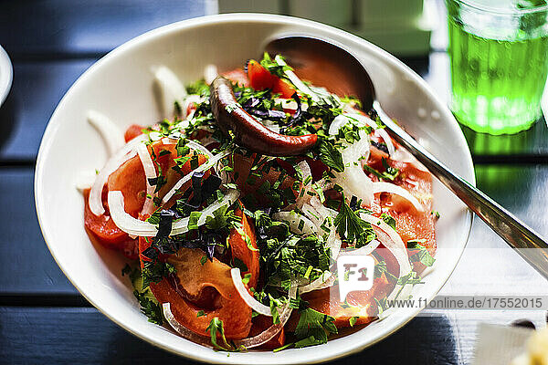 Tomaten-Gurken-Salat mit Kräutern