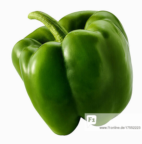 Eine grüne Paprika vor weißem Hintergrund