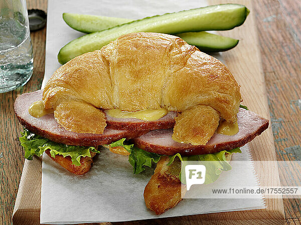 Croissant-Sandwich mit Backschinken  Salat und Senf