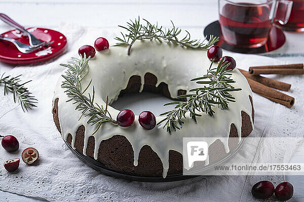 Vegan spiced wreath with cranberries