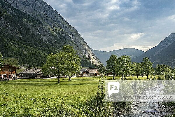 Almdorf Eng mit Rissbach  Hinterriss  Tirol  Österreich  Europa