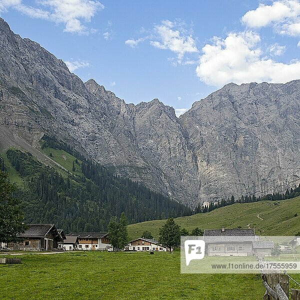 Almdorf Eng  dahinter Grubenkarspitze  Karwendel-Gebirge  Hinterriss  Tirol  Österreich  Europa