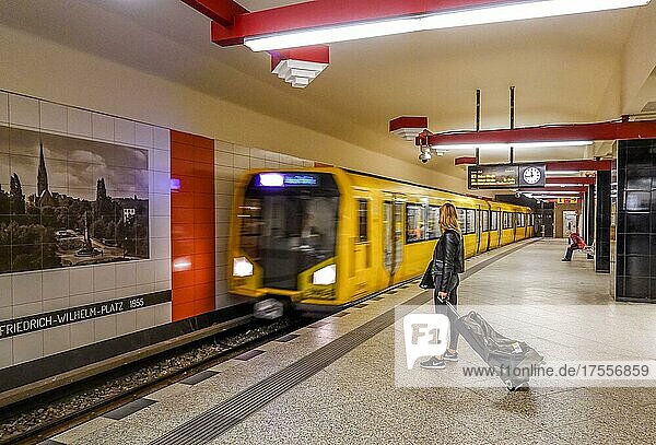 Frau mit Koffer wartet auf einfahrende U-Bahn  U-Bahnhof Friedrich-Wilhelm-Platz  Friedenau  Tempelhof-Schöneberg  Berlin  Deutschland  Europa