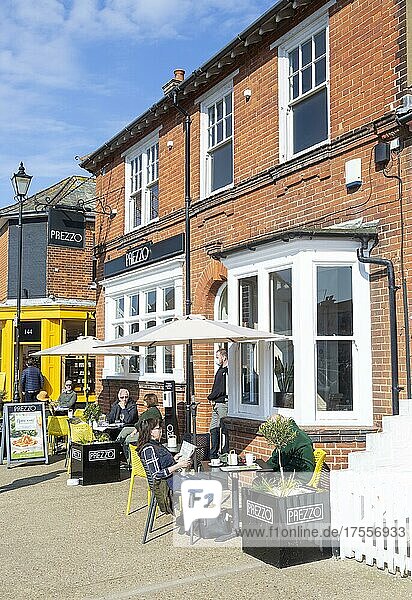 Menschen sitzen vor dem Restaurant Prezzo an einem sonnigen Tag  Aldeburgh  Suffolk  England  UK