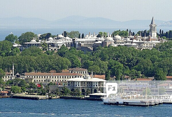 Blick vom Goldenen Horn auf den Topkapi-Palast  Istanbul  Türkei  Asien