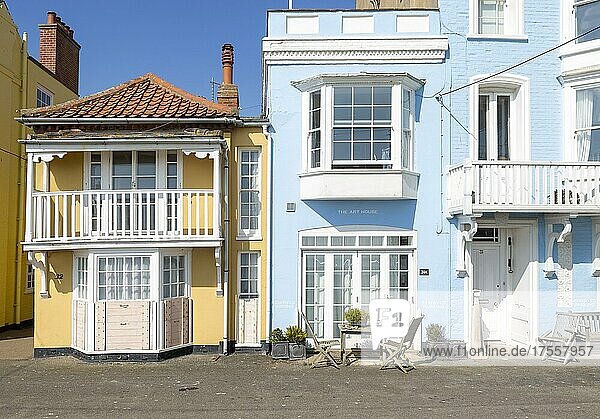 Historische  farbenfrohe Häuser an der Strandpromenade  Aldeburgh  Suffolk  England  UK  The Art House