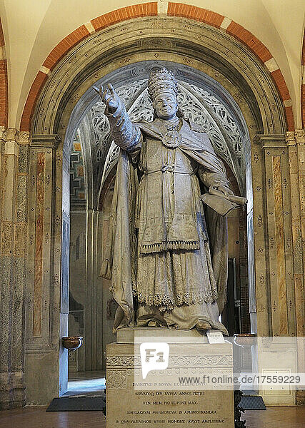 Italien  Lombardei  Mailand  Basilica di Sant'Ambrogio  die Heiligenstatue