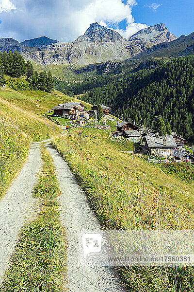 Italien  Aostatal  Champoluc  Berg Crest  Dorf Cuneaz