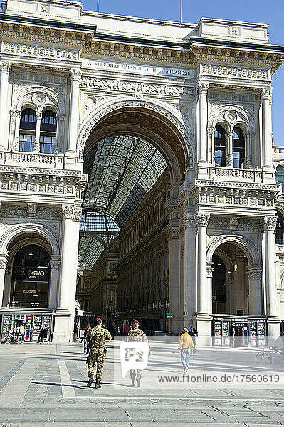 Italien Mailand. Militärpatrouille auf der Piazza del Duomo.