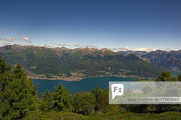 Europa  Italien  Lombardei  Provinz Lecco  Landschaft vom Gipfel des Monte Legnoncino.