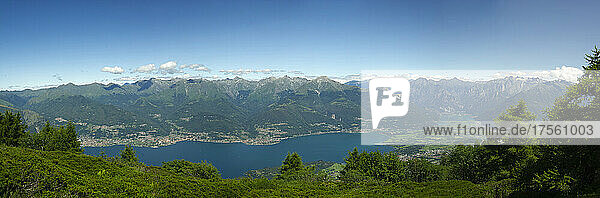 Europa  Italien  Lombardei  Provinz Lecco  Blick vom Gipfel des Monte Legnoncino  Comer See.