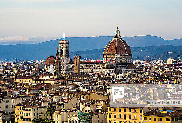 Italien  Toskana  Florenz  historische Altstadt und Arno-Fluss am Abend