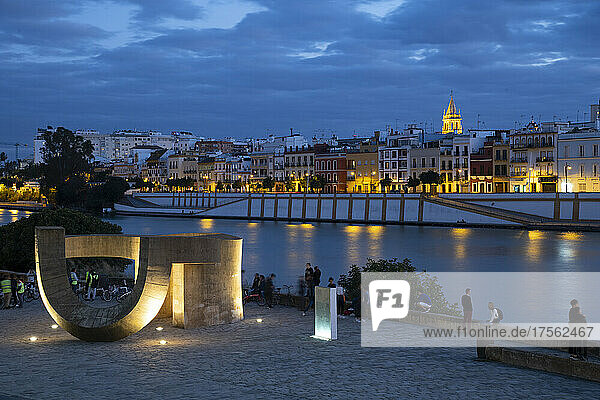 Blick auf das nächtliche Sevilla  entlang des Rio Guadalquivir  Sevilla  Andalusien  Spanien  Europa