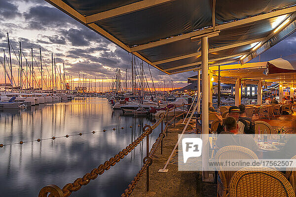 Blick auf Boote und Marina Rubicon Shopping Center vom Restaurant bei Sonnenuntergang  Playa Blanca  Lanzarote  Kanarische Inseln  Spanien  Atlantik  Europa