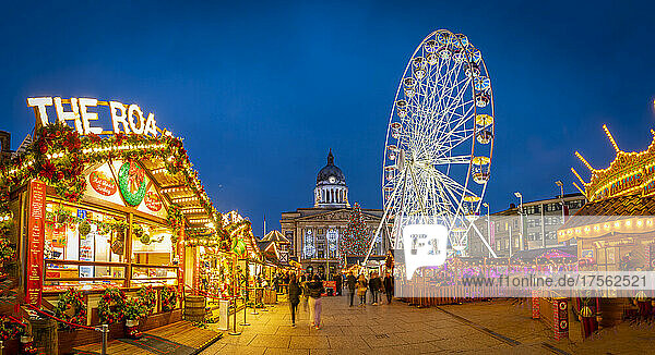 Blick auf Weihnachtsmarktstände  Riesenrad und Rathaus am Old Market Square  Nottingham  Nottinghamshire  England  Vereinigtes Königreich  Europa