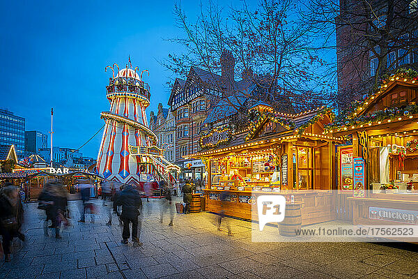 Blick auf die Stände des Weihnachtsmarktes auf dem Old Market Square  Nottingham  Nottinghamshire  England  Vereinigtes Königreich  Europa
