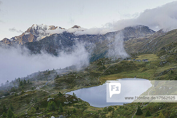Luftaufnahme des Hopschussees mit Fletschhorn und Galehorn im Nebel bei Sonnenaufgang  Simplonpass  Kanton Wallis  Schweizer Alpen  Schweiz  Europa