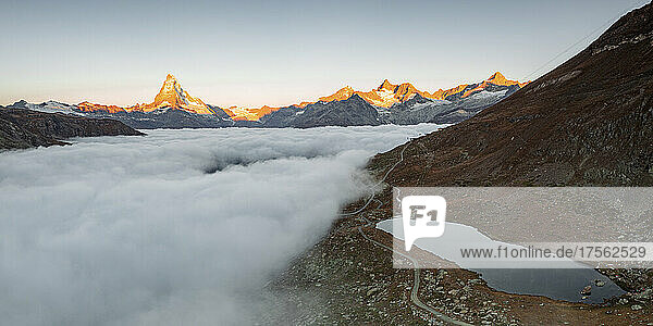 Matterhorn  Dent Blanche  Wellenkuppe und Zinalrothorn im Nebel vom Stellisee aus  Zermatt  Kanton Wallis  Schweizer Alpen  Schweiz  Europa