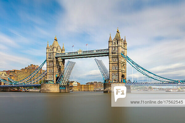 Langzeitbelichtung der Tower Bridge Eröffnung  London  England  Vereinigtes Königreich  Europa