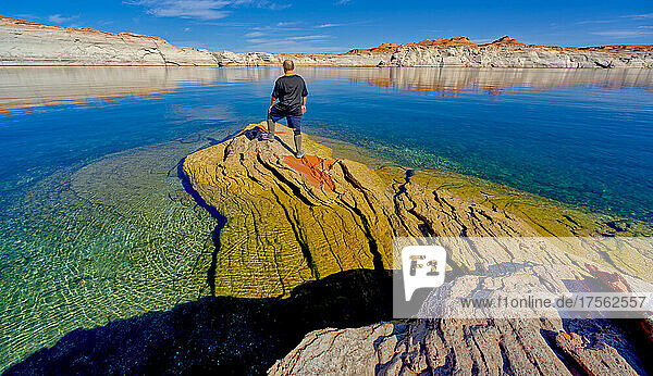 Ein Wanderer steht auf einer Felsenhalbinsel am Lake Powell  Arizona  Vereinigte Staaten von Amerika  Nordamerika