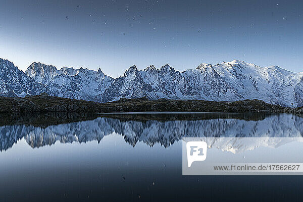 Lacs des Cheserys und Gipfel des Mont-Blanc-Massivs mit Schnee bedeckt bei Nacht  Chamonix  Haute Savoie  Französische Alpen  Frankreich  Europa