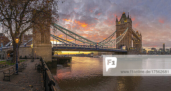 Panoramablick auf die Tower Bridge und die Themse mit dramatischem Himmel bei Sonnenaufgang  London  England  Vereinigtes Königreich  Europa