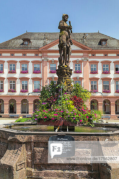Rohrbrunnen auf dem Marktplatz mit Rathaus  Gengenbach  Kinzigtal  Schwarzwald  Baden-Württemberg  Deutschland  Europa